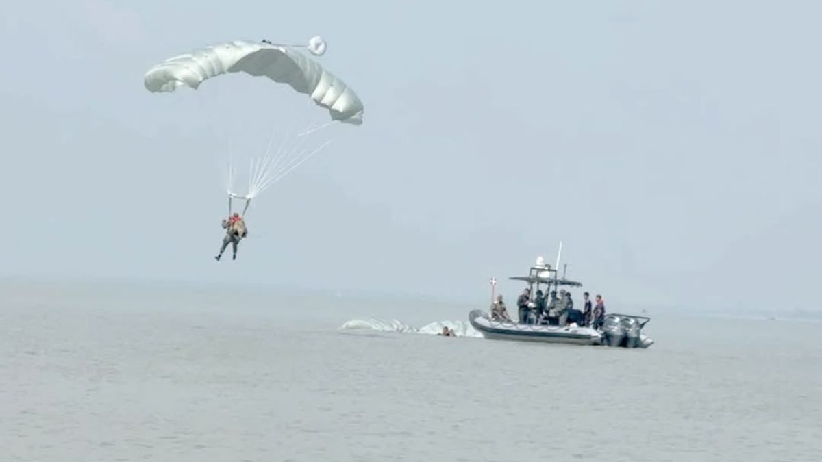 প্রথমবার সমুদ্রে সফলভাবে ফ্রি-ফল জাম্প সম্পন্ন করেছে নৌবাহিনী সদস্যরা