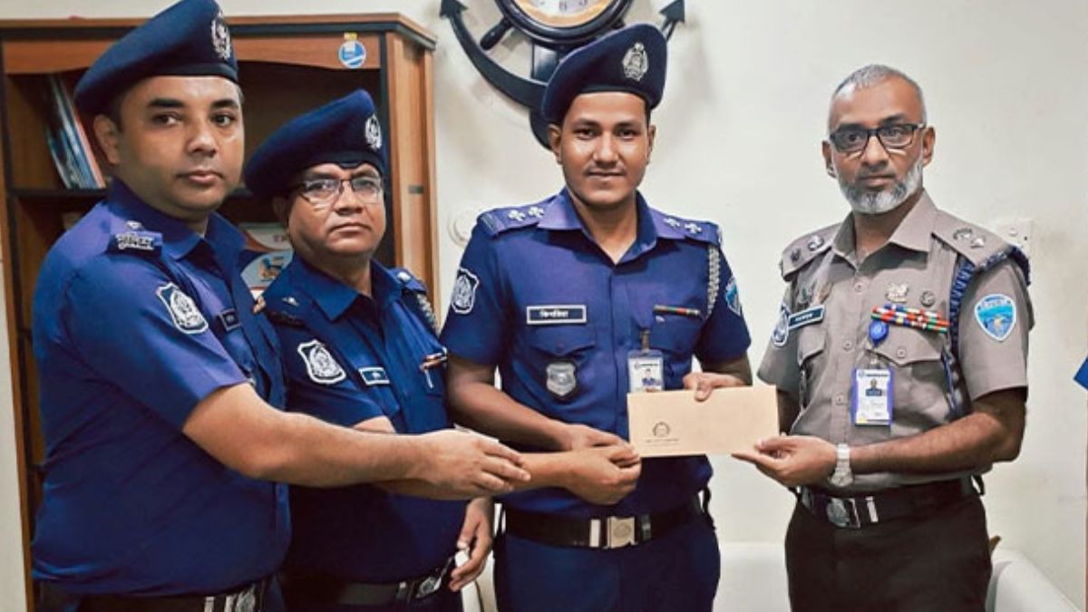 কক্সবাজারে সেই এসআইকে পুরস্কার দিলেন এসপি