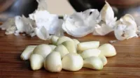 ২০ সেকেন্ডে রসুনের খোসা ছাড়াবেন যেভাবে