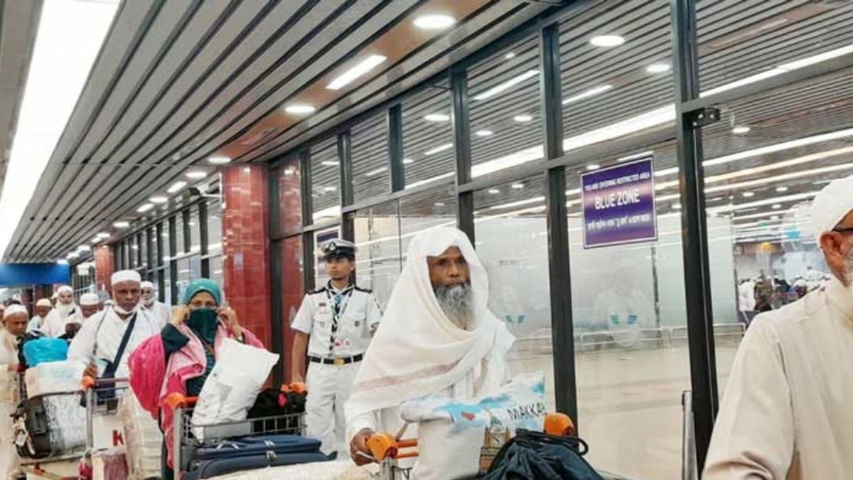 আশকোনা হজ ক্যাম্পে চালু হলো বিমানের টিকিট কাউন্টার