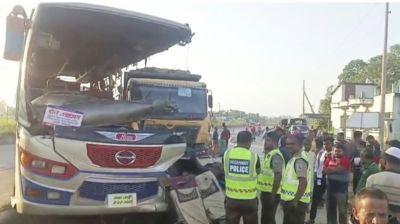 দাঁড়িয়ে থাকা ট্রাকে বাসের ধাক্কা, নিহত ৩