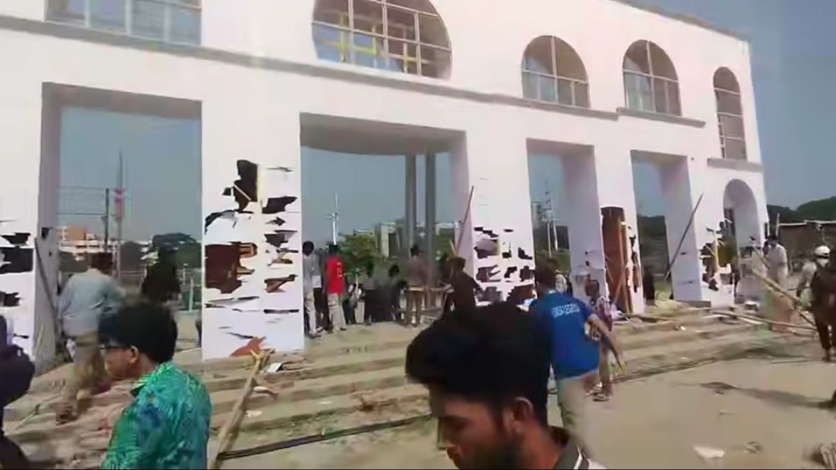 এশিয়া আন্তর্জাতিক বাণিজ্য মেলার গেট ভাঙচুর
