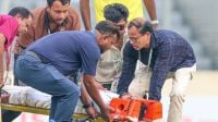 স্ট্রেচারে করে মাঠ ছাড়লেন তাওহিদ