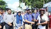 হেলমেট পরা চালকদের ফুল দিয়ে শুভেচ্ছা জানাল পুলিশ