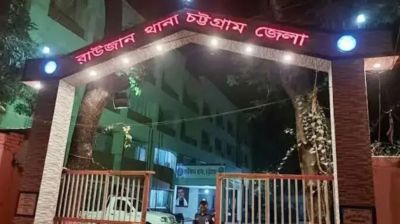 ‘টাকার ব্যাগ দে নইলে গুলি করে দেব’