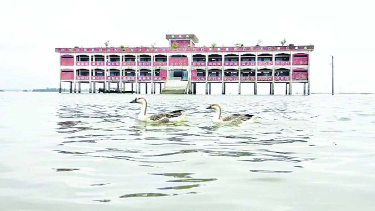 পানিতে ভাসে শিক্ষার বাতিঘর
