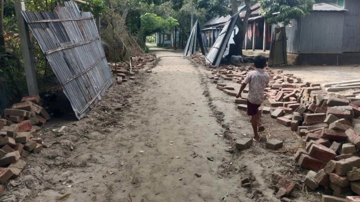 রাতের আঁধারে রাস্তার ইট উধাও, প্রশাসনের কাছে এলাকাবাসীর অভিযোগ