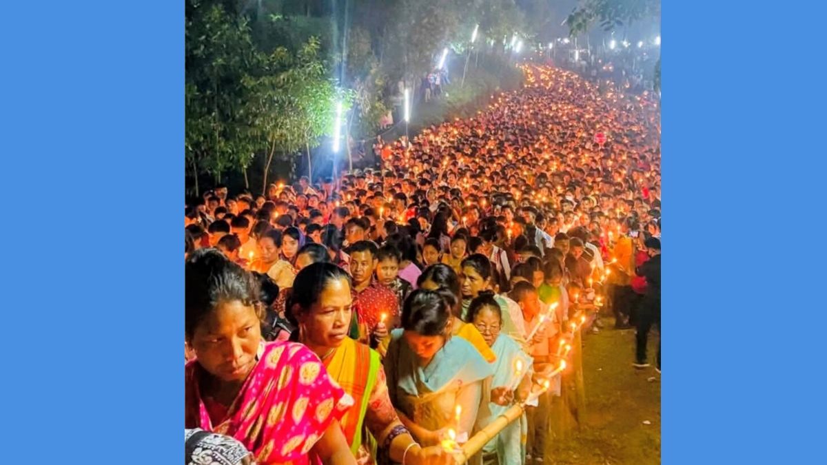 গারো পাহাড়ে মোমবাতি জ্বালিয়ে আলোর মিছিল