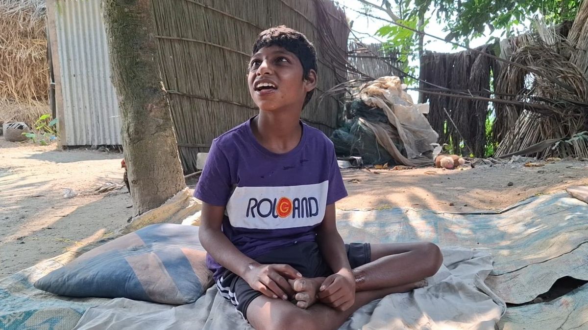 ছেলেকে সুস্থ করার আকুতি, চোখের জলে দিন কাটে মা-বাবার