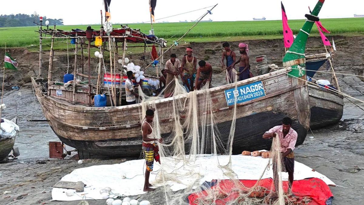 নিষেধাজ্ঞা শেষ হচ্ছে মধ্যরাতে: মাছ শিকারে নামতে প্রস্তুত হাতিয়ার জেলেরা