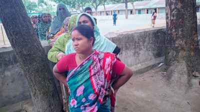 বৃষ্টির মাঝেও নজর কাড়ছে সনাতন ধর্মী নারীদের উপস্থিতি