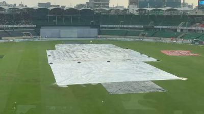 আলোকস্বল্পতার পর বৃষ্টি, বন্ধ রাখা হলো ম্যাচ