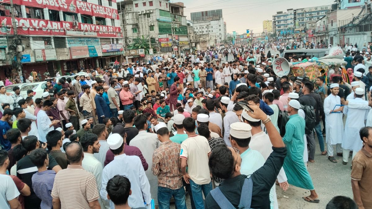 ঢাকা-ময়মনসিংহ মহাসড়ক অবরোধ করে শিক্ষার্থীদের বিক্ষোভ