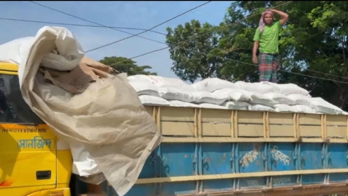 রাতের আঁধারে ট্রাকভর্তি সার পাচারকালে আ.লীগ নেতা আটক