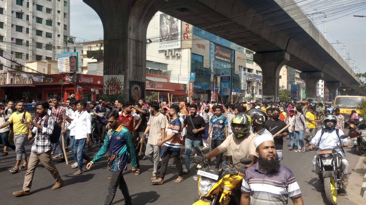 মিরপুরে গার্মেন্টস শ্রমিকদের সড়ক অবরোধ