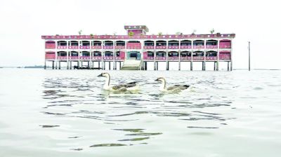 পানিতে ভাসে শিক্ষার বাতিঘর