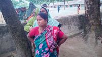 বৃষ্টির মাঝেও নজর কাড়ছে সনাতন ধর্মী নারীদের উপস্থিতি