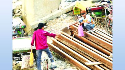 রাজধানীর রেললাইনজুড়ে মাদকের অবাধ কারবার