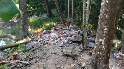 জমি দখলে নিতে দুই মাদ্রাসা অধ্যক্ষের কবর ভাঙার অভিযোগ