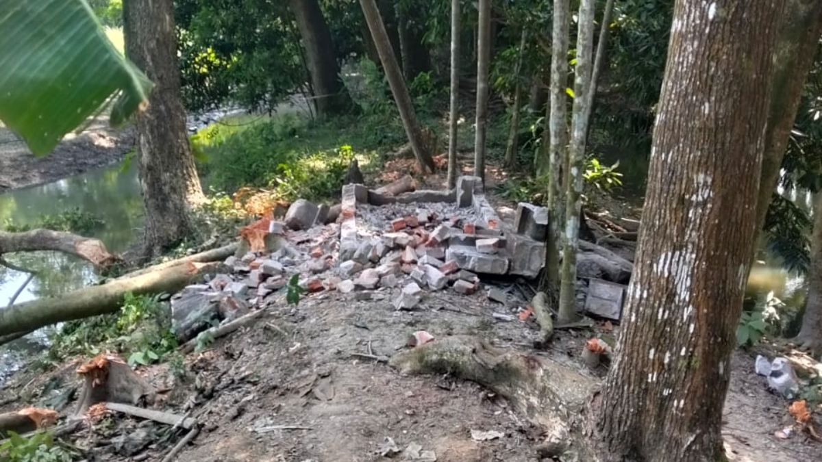 জমি দখলে নিতে দুই মাদ্রাসা অধ্যক্ষের কবর ভাঙার অভিযোগ