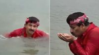 যমুনায় ডুব দিয়ে ‘দূষণমুক্ত’ ঘোষণা বিজেপি এমপির