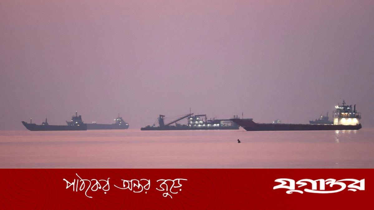 হরমুজে মাইনের আঘাতে ৪ তেলবাহী জাহাজে বিস্ফোরণে
