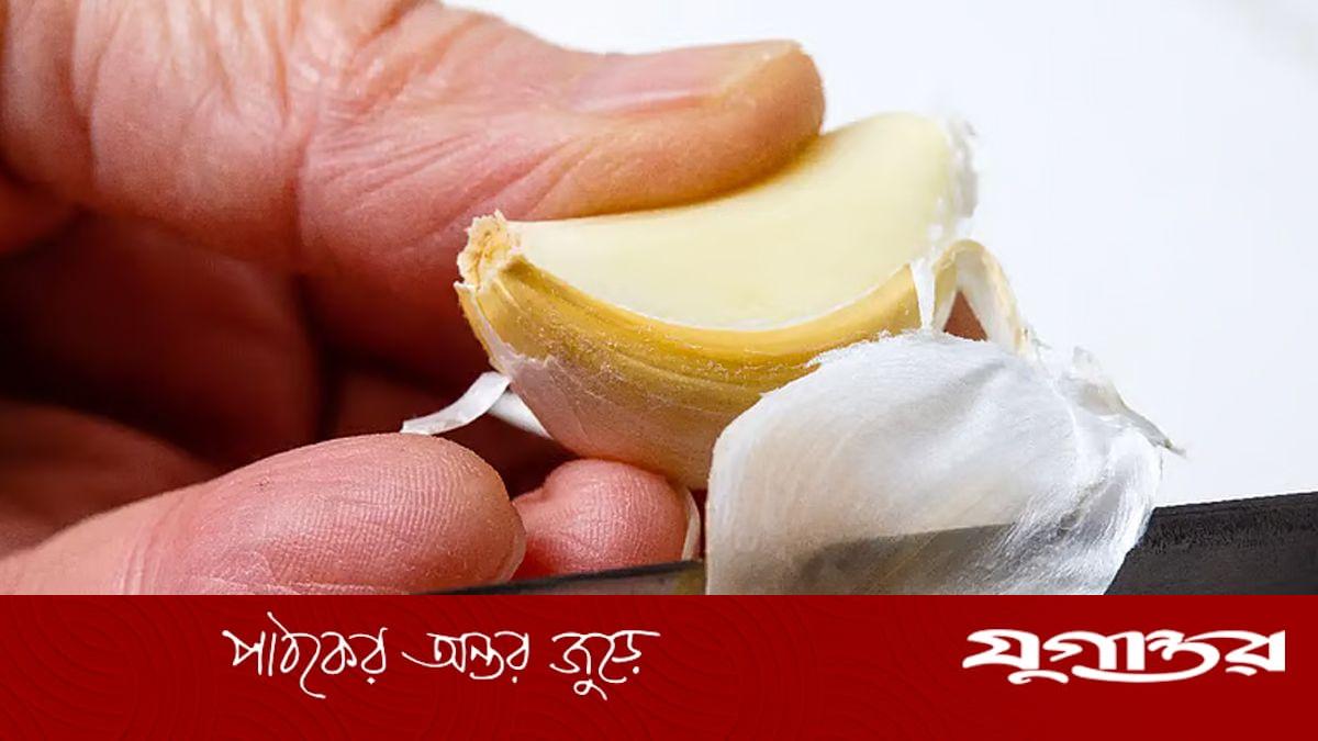 রসুনের খোসা দ্রুত ছাড়াতে নতুন কৌশল