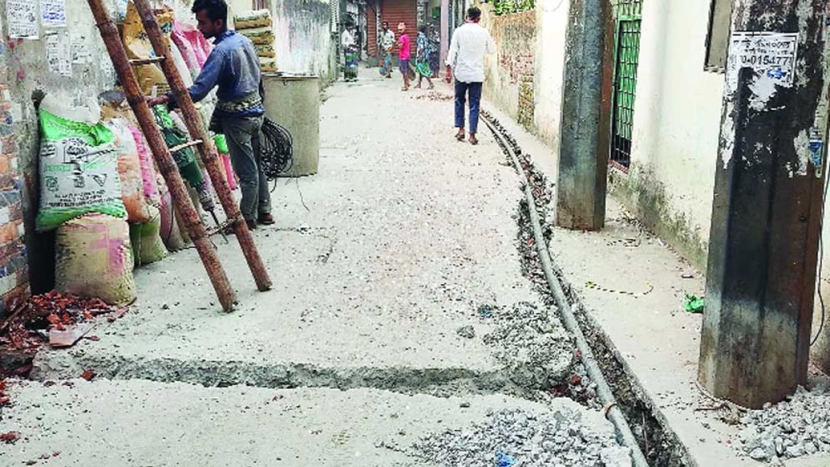 কদমতলীতে রাস্তা খুঁড়ে অবৈধ গ্যাস সংযোগ