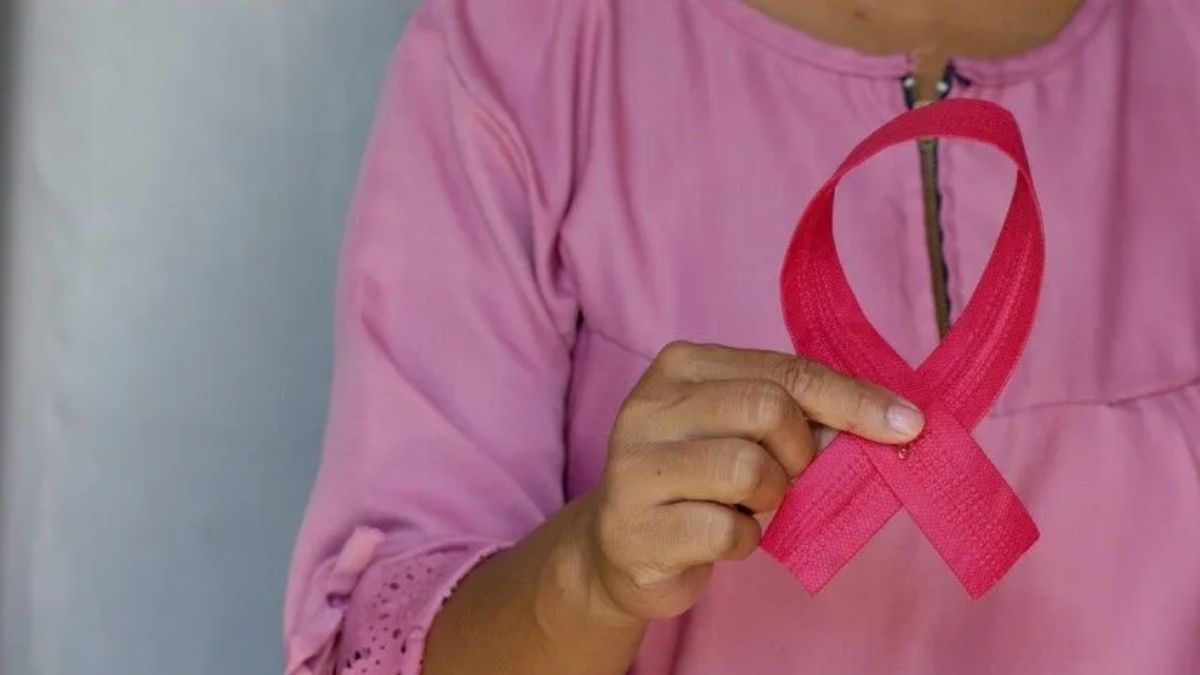 ব্যথা নেই, লক্ষণও নেই— তবু স্তনে বাসা বাঁধতে পারে ক্যানসার