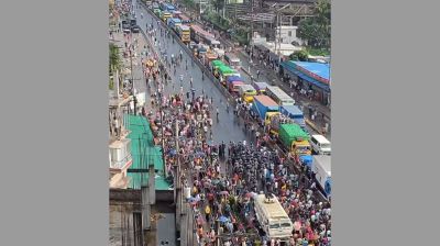 ঢাকা-টাঙ্গাইল মহাসড়ক অবরোধ করে গার্মেন্টস শ্রমিকদের বিক্ষোভ