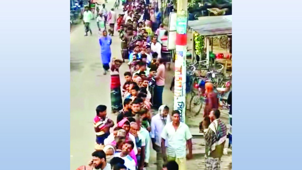 সার পেতে ডিলার পয়েন্টে কৃষকের নির্ঘুম রাত