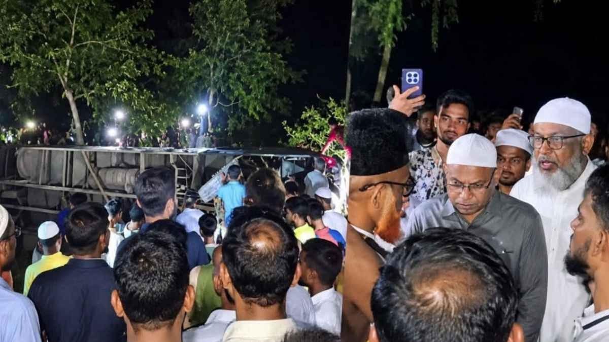 পথচারীকে বাঁচাতে গিয়ে খাদে পড়ল জামায়াতের লংমার্চ ফেরত বাস, আহত ২০