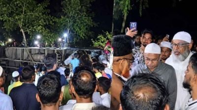 পথচারীকে বাঁচাতে গিয়ে খাদে পড়ল জামায়াতের লংমার্চ ফেরত বাস, আহত ২০