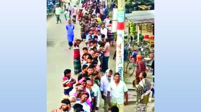 সার পেতে ডিলার পয়েন্টে কৃষকের নির্ঘুম রাত