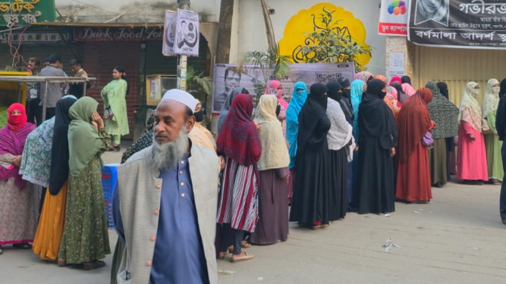 ভোটগ্রহণ শুরু, ভোটারদের দীর্ঘ লাইন