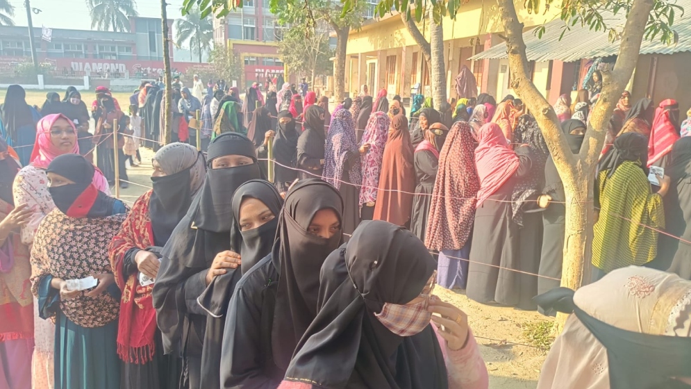 ভোট উৎসবে ক্রমেই বাড়ছে ভোটারদের ভিড়