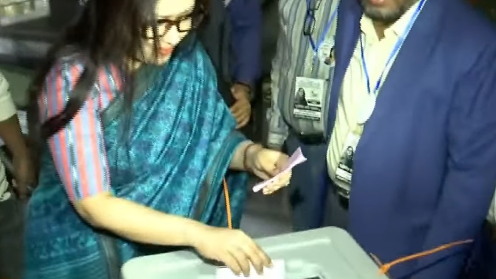 ভোট দিলেন রুমিন ফারহানা
