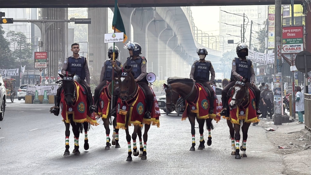 ঘোড়ায় চড়ে পুলিশের টহল