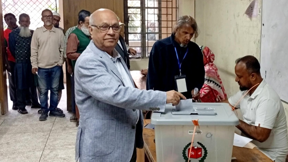 দীর্ঘ লাইনে দাঁড়িয়ে ভোট দিলেন অন্তর্বর্তী সরকারের উপদেষ্টা