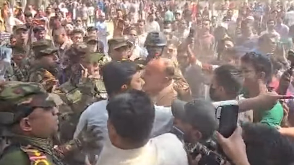 কেন্দ্র পরিদর্শনে গিয়ে তোপের মুখে নাসীরুদ্দীন পাটওয়ারী