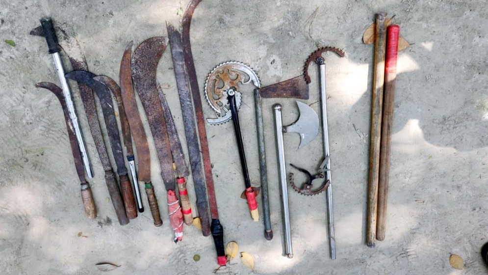 চান্দিনায় ভোটকেন্দ্রের পাশ থেকে বস্তাভর্তি দেশীয় অস্ত্র উদ্ধার