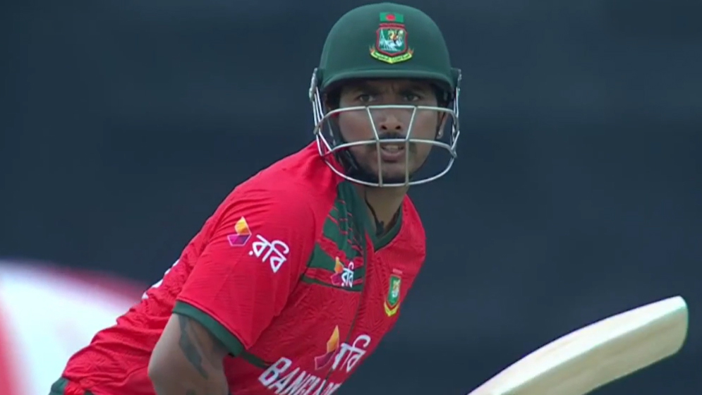 আউট হলেন সৌম্যও, চাপে বাংলাদেশ