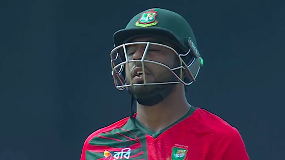 ক্যাচ তুলে দিলেন সাকলাইন, বাংলাদেশ ৮৬/৭